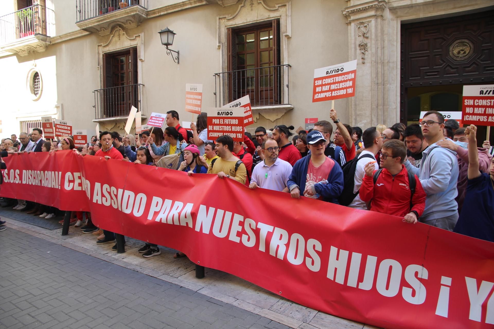 Concentración de Assido en Murcia ante la CHS