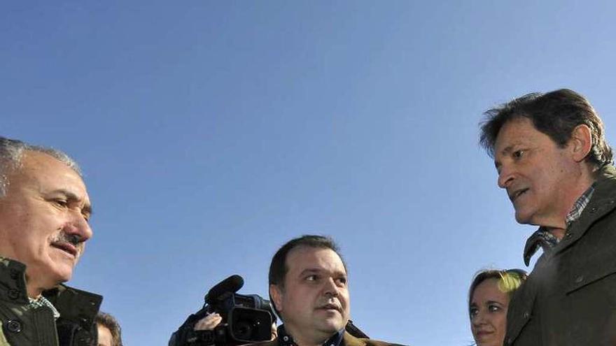 José Luis Alperi, del SOMA, entre el secretario general de UGT, José Álvarez, y Javier Fernández, en el cementerio de Mieres el año pasado.