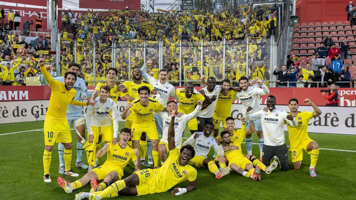 Foto de familia con los convocados del Villarreal en Girona, con Etta Eyong en primer plano, y los aficionados amarillos desplazados a Montilivi.