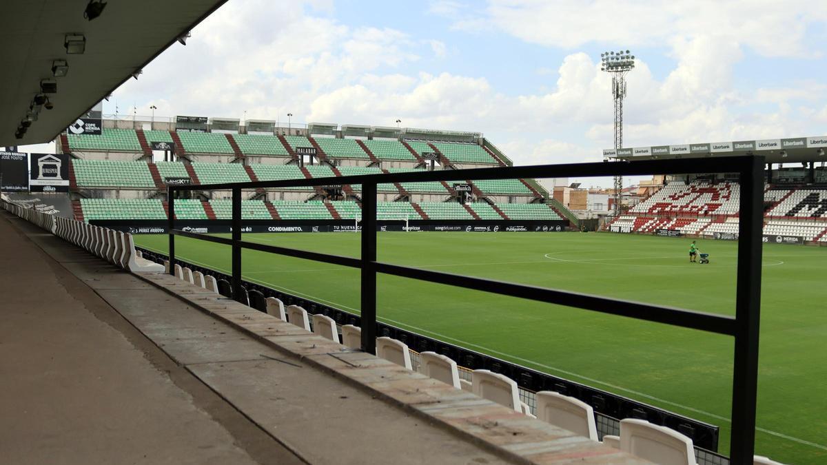 Una de las nuevas barandillas instaladas en el estadio Romano.