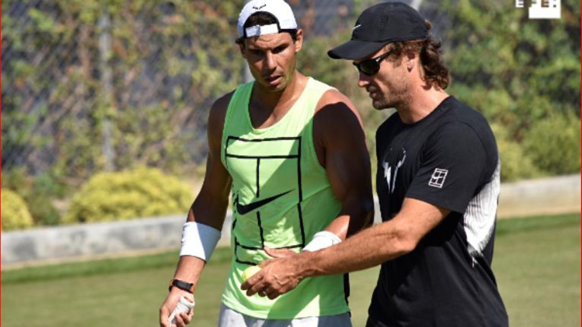 Carlos Moyá, junto a Rafa Nadal en un entrenamiento.