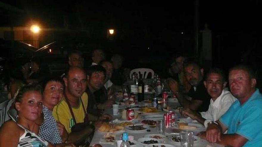 Imagen de los miembros de los Contrabandistas, en una cena