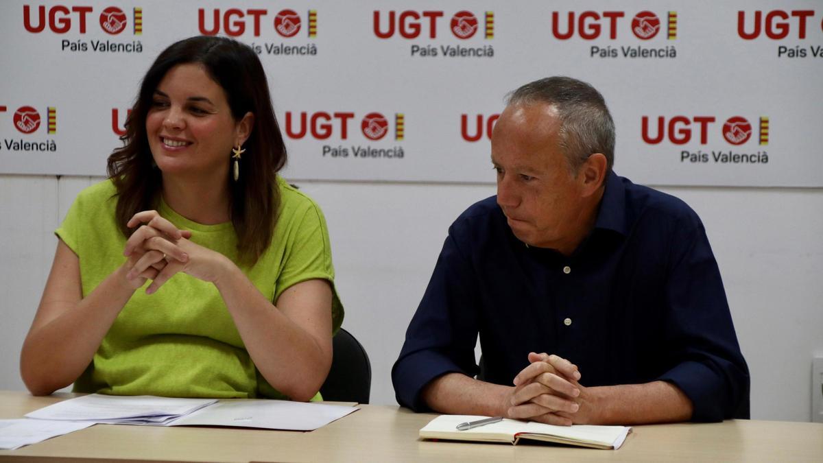 La candidata del PSPV al Parlamento europeo, Sandra Gómez, junto al secretario general de UGT-PV, Ismael Sáez, este lunes.