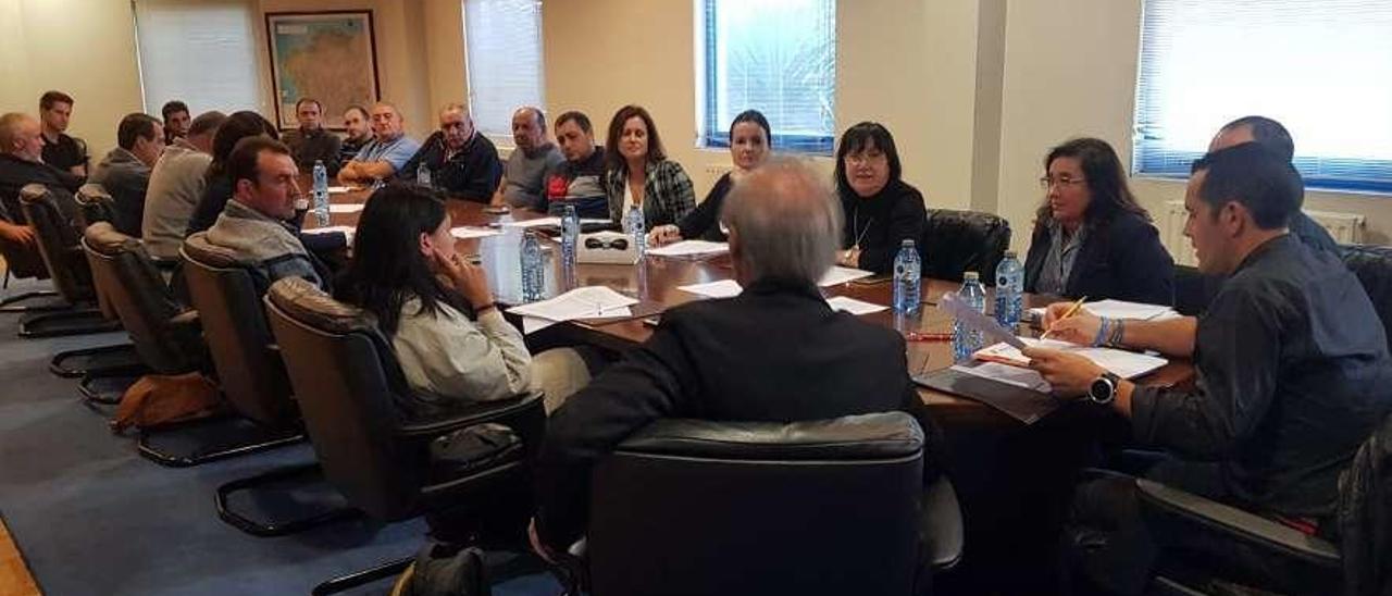 La reunión mantenida en la tarde de ayer por los representantes del sector del mar gallego. // FdV