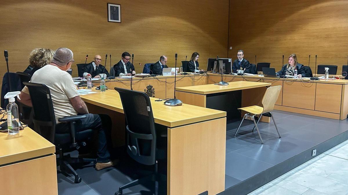 El acusado F. S. C., de espaldas, durante el juicio celebrado en la Audiencia Provincial de Las Palmas.