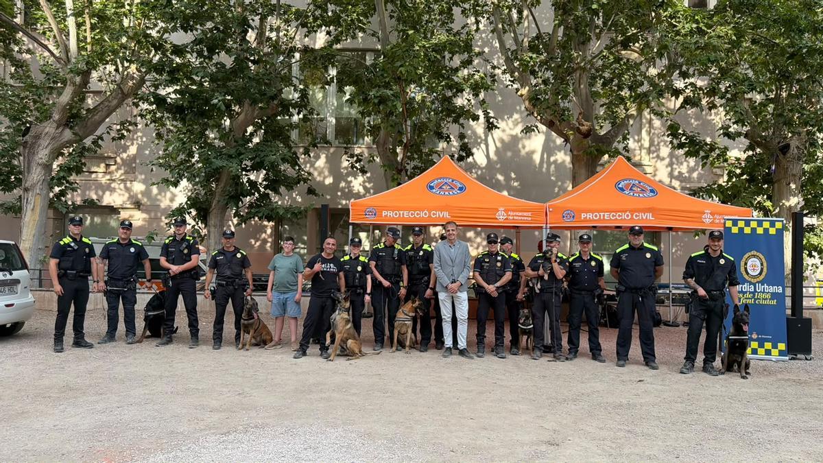 Foto de família dels guies i gossos participants a l'exhibició, amb el regidor Valentí