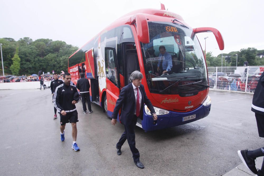 Centenars d'aficionats reben al Girona sota la pluja