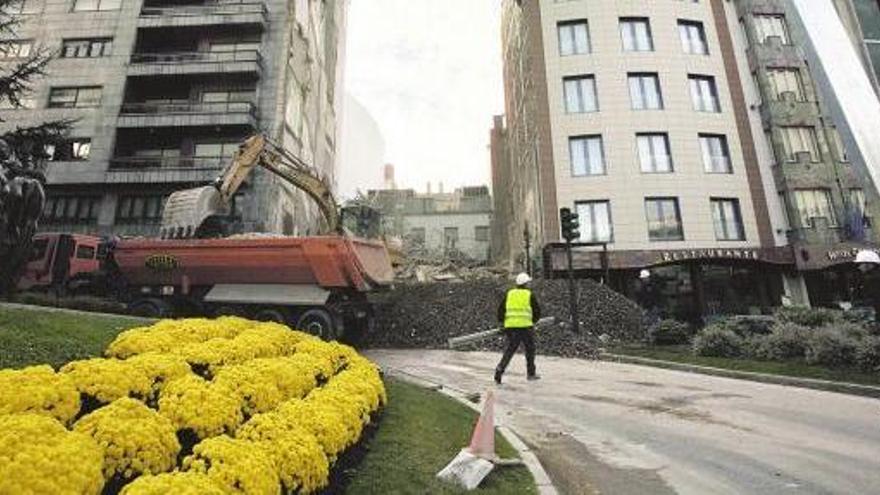 Trabajos de retirada de cascotes, ayer por la mañana.