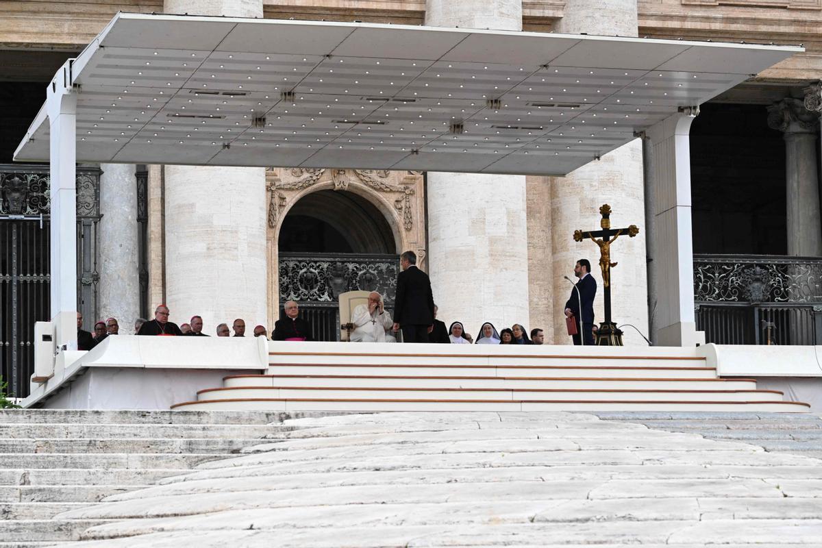 El Papa Francisco durante la audiencia general semanal en la plaza de San Pedro.