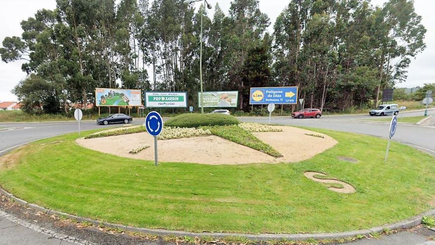 Al fondo, parcela que no se unió a la junta de compensación, frente a la rotonda de As Pedreiras. |   // L.O.