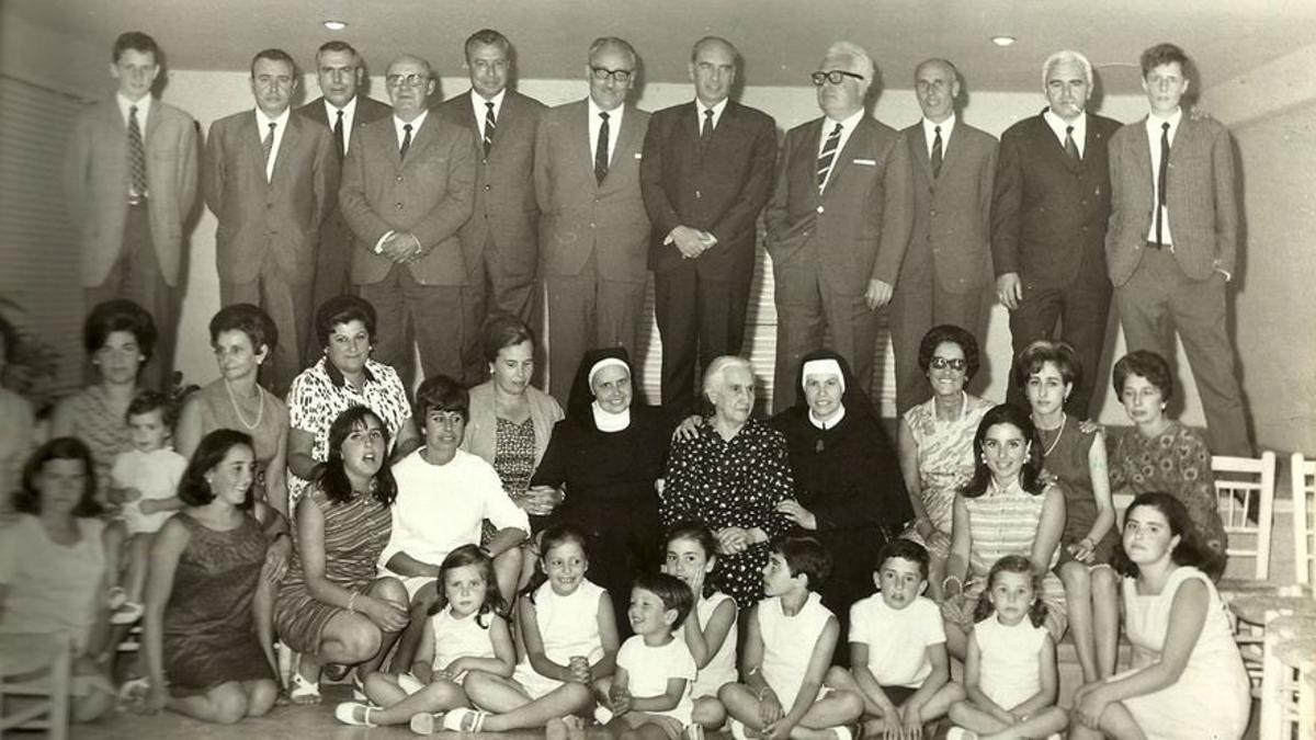 Con su madre, sus diez hermanos, entre ellos Paco del Riego, y demás familiares en 1968. / ARCHIVO FAMILLIAR