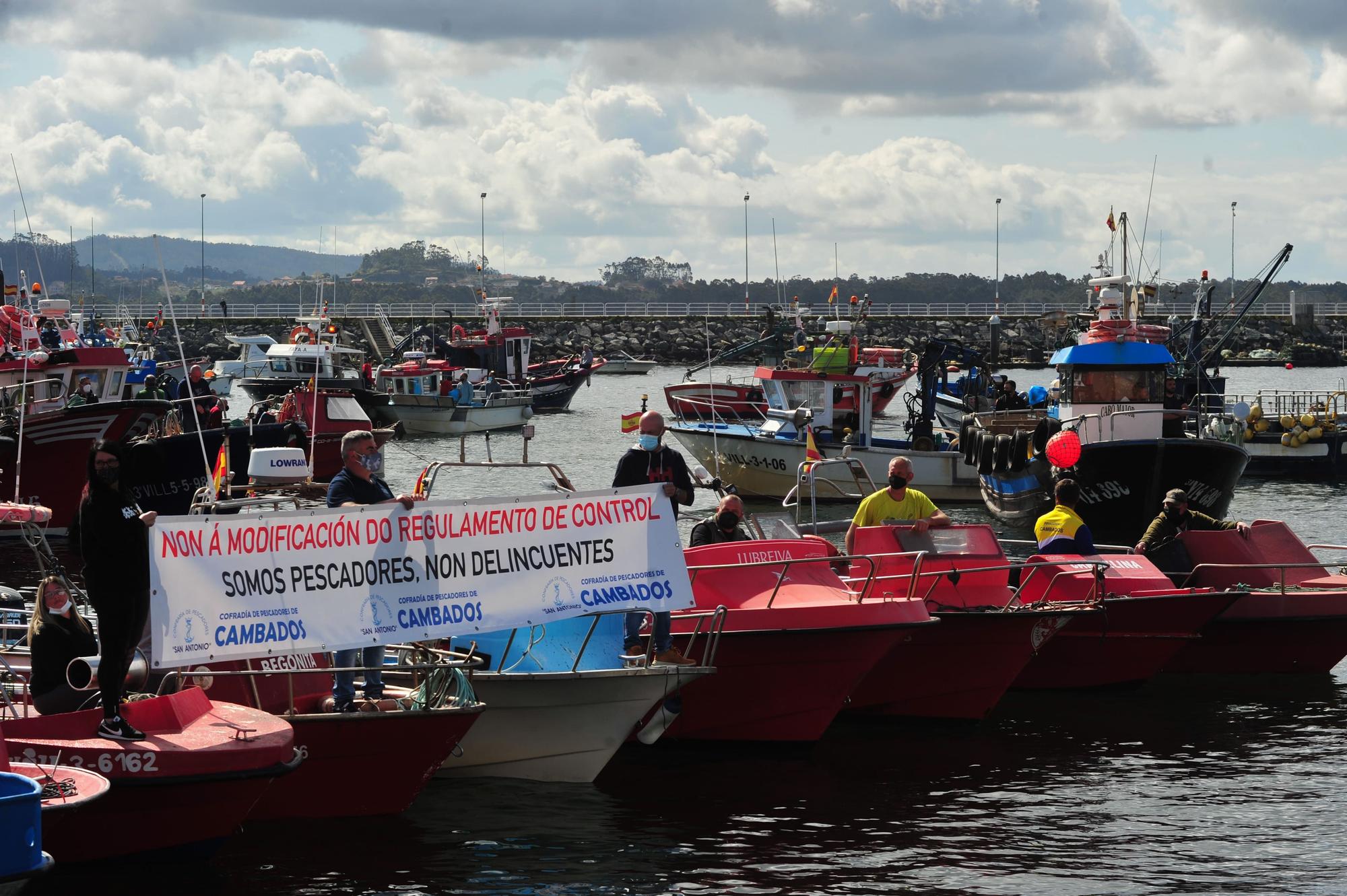 La protesta desarrollada por la flota de Cambados contra el reglamento de la UE, ayer.    Iñaki Abella (9)-min.jpg