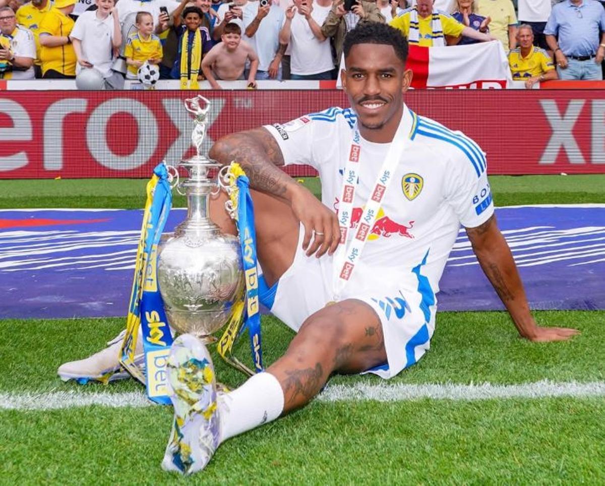 Junior Frirpo posa con la copa