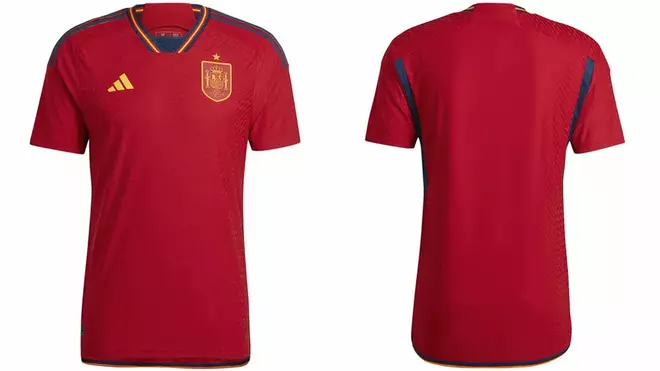 España (local): La Roja viste, de nuevo, de rojo, con la bandera en el cuello y estrenando el logo de la RFEF en un Mundial