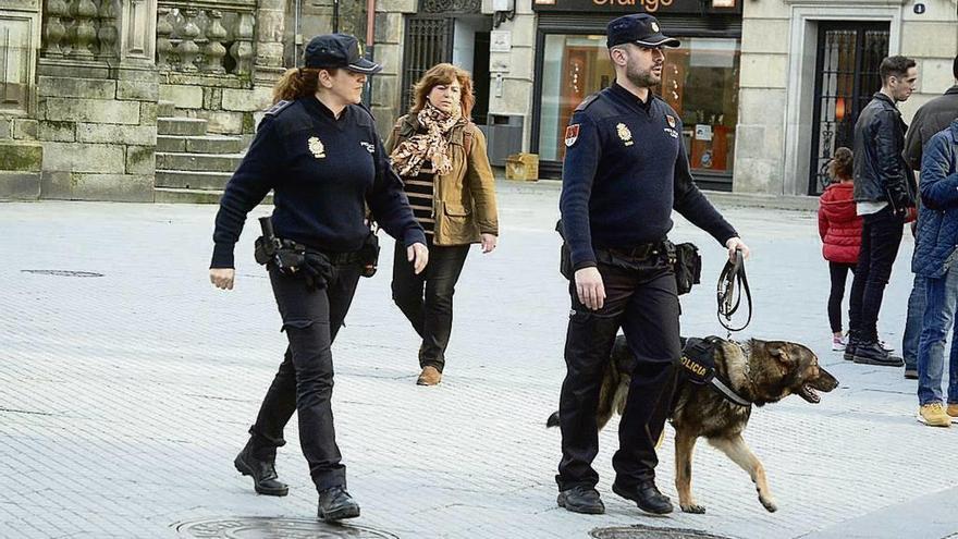 Efectivos de la Policía Nacional realizan labores de prevención en el centro de la ciudad. // Rafa Vázquez