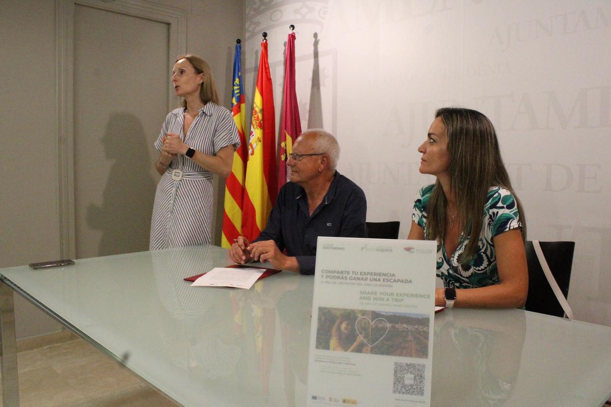 La concejala de Turismo, el alcalde y la presidenta de la asociación Ruta del Vino de Alicante