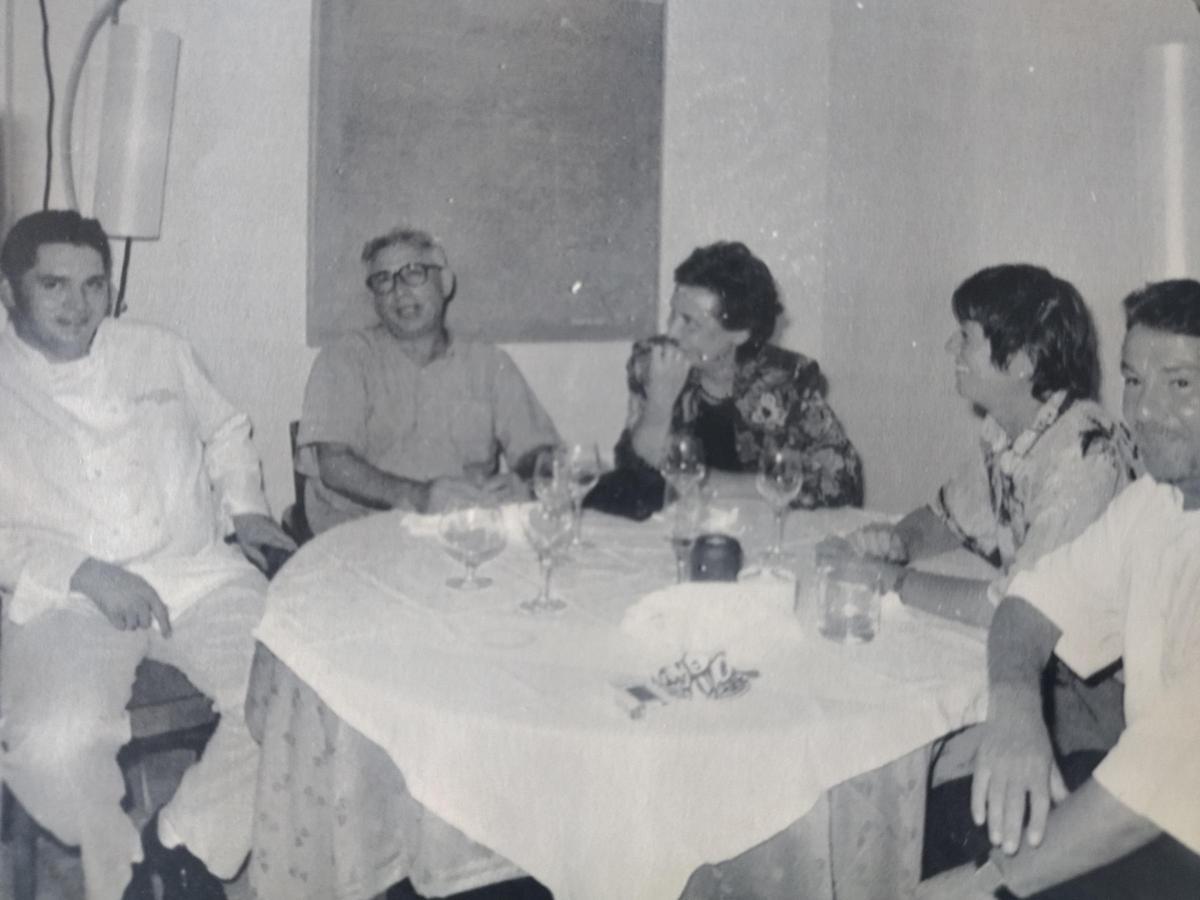 Kristian Lutaud, a la izquierda, junto a Raimon, gran amigo suyo y entusiasta de su cocina