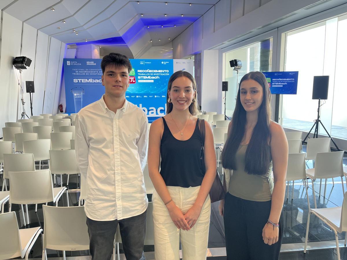 Pablo Paz Ézara, Julia Rama González y Flavia Rodríguez Ramos del IES de Brión.