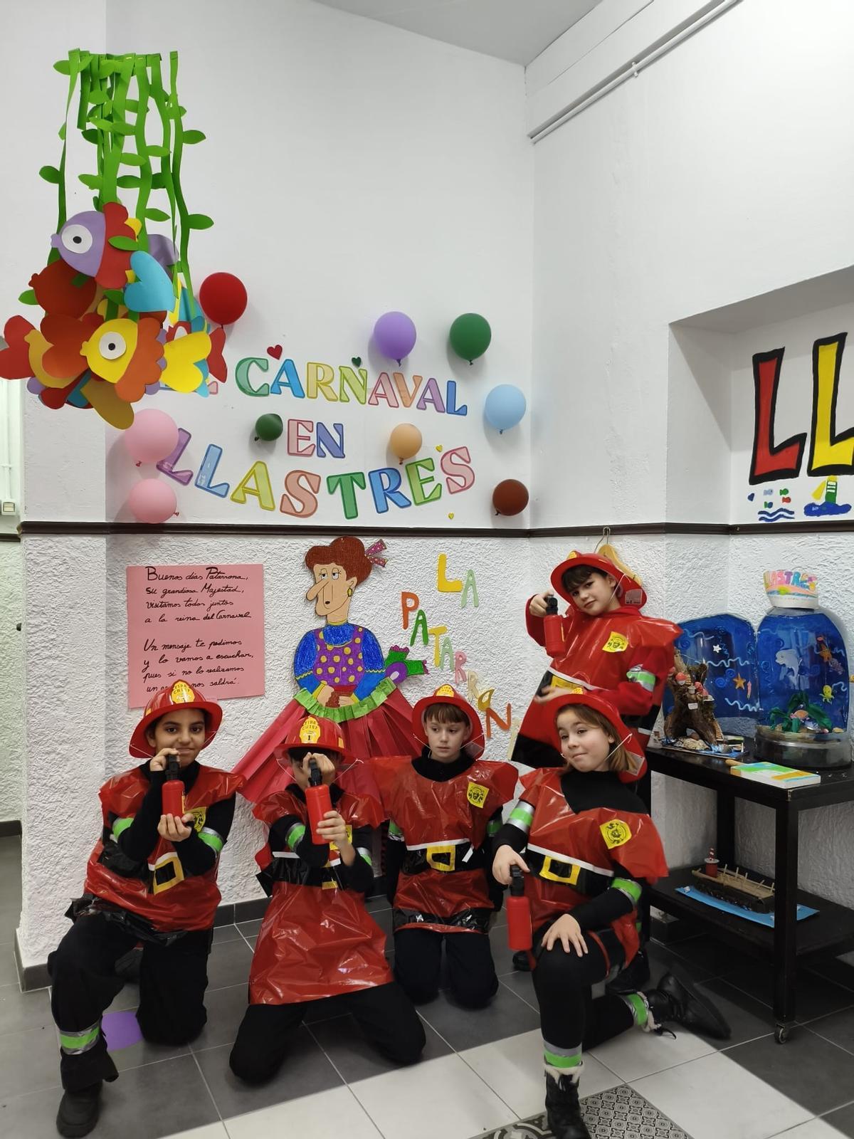 Antroxu intergeneracional en Llastres, con el alumnado y el profesorado del colegio Matemático Pedrayes