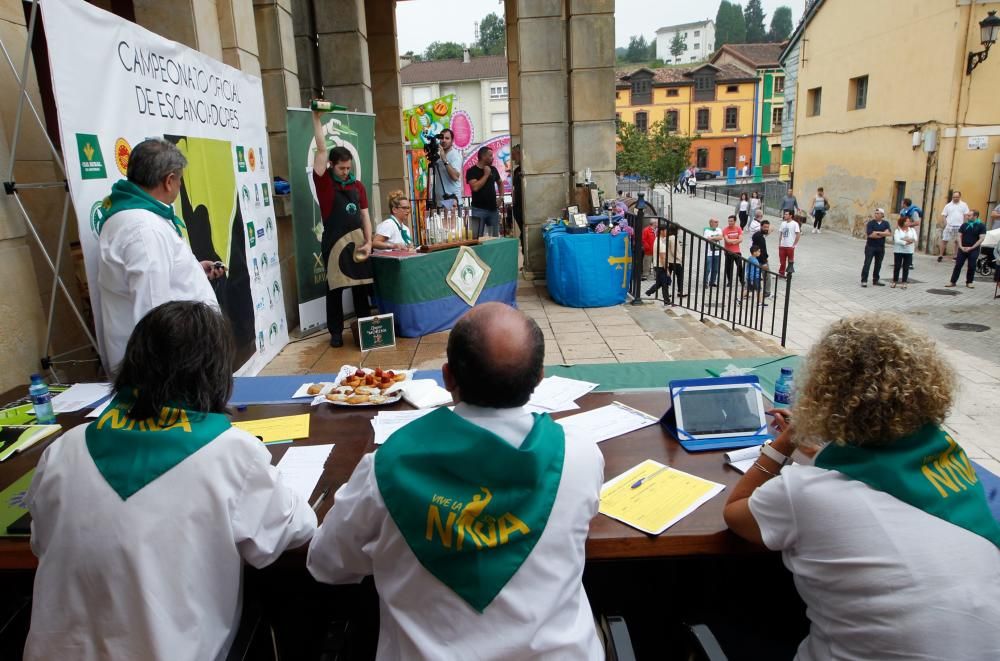 Concurso de escanciadores del Festival de la sidra de Nava