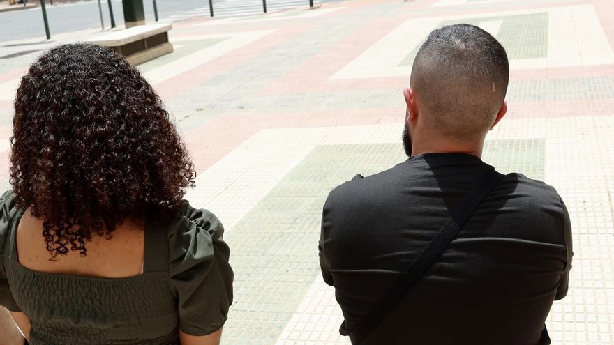 Dos de los protagonistas de este reportaje, sentados en un banco de la calle Olof Palme de Murcia.