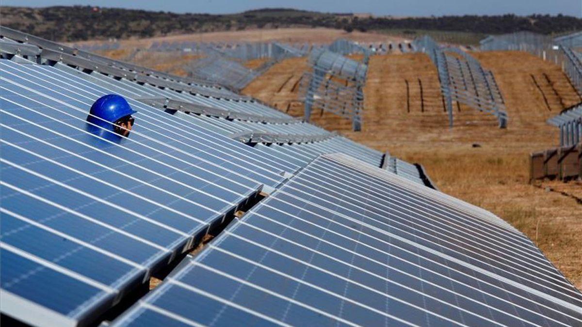 Imagen de archivo de una planta solar en ejecución en la provincia de Cáceres.