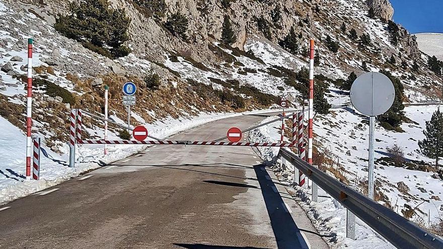 La barrera impedeix l&#039;accés en l&#039;últim tram amb risc de congestes