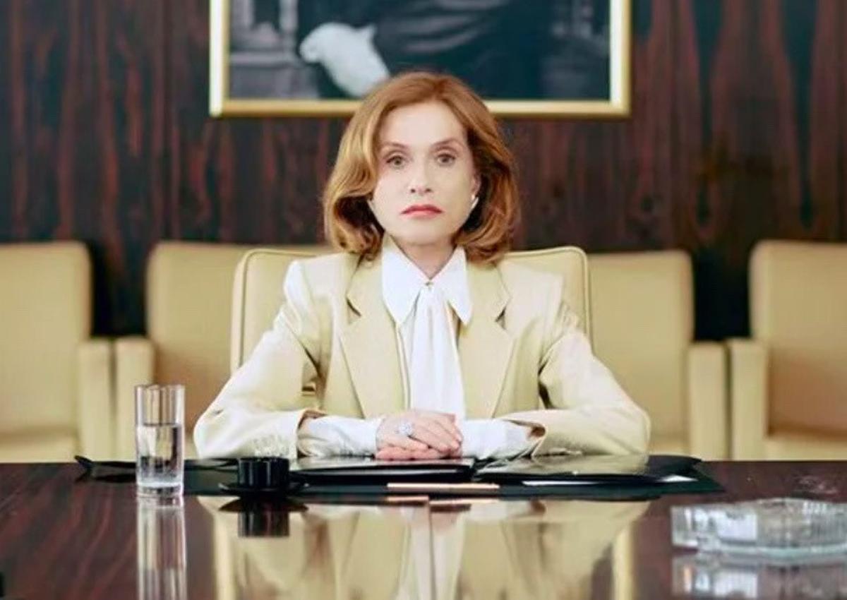 En La mujer más rica del mundo, Huppert interpreta a una mujer poderosa que, según la actriz, no se define únicamente por su riqueza, sino por su libertad y decisiones.