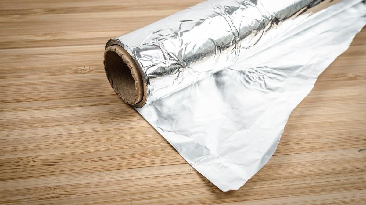 El truco infalible para que tu ropa salga como nueva y sin pelusas, y solo necesitas dos bolas de papel de alumnio