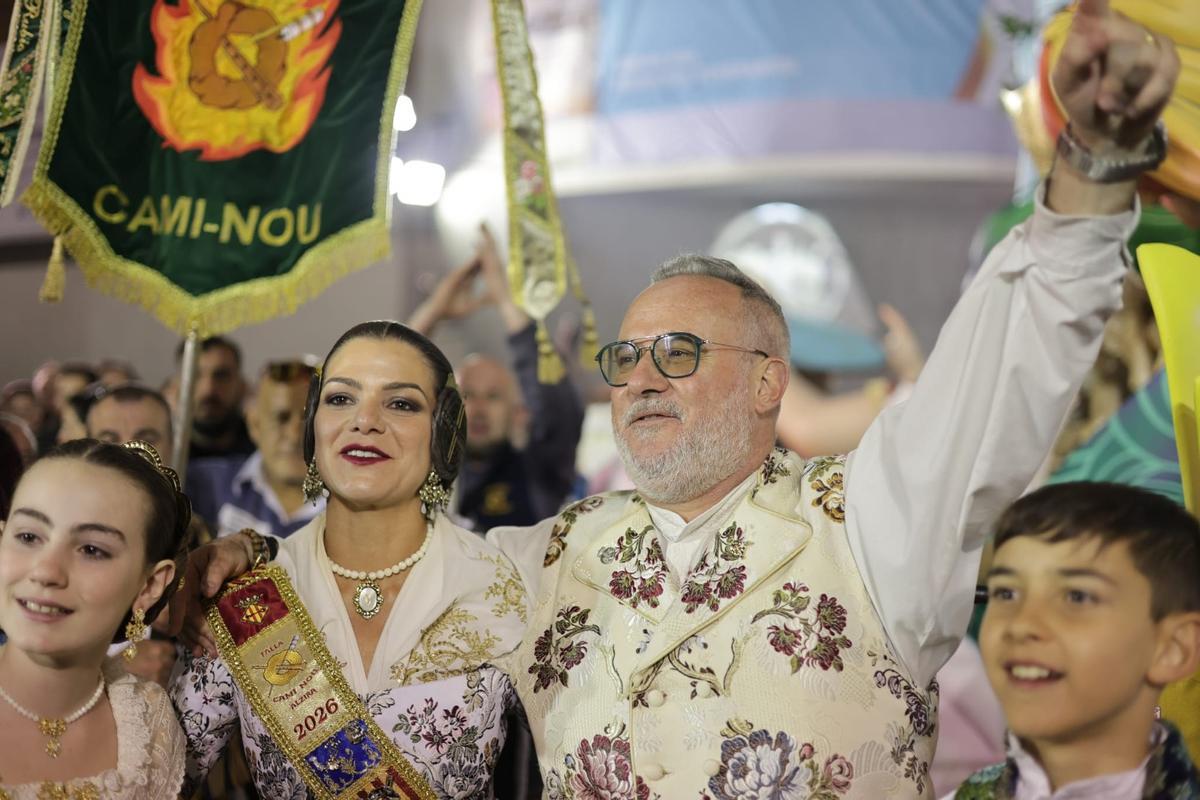 Jorge Monte, presidente de la falla Camí Nou, festeja la victoria ayer en los premios de Alzira.