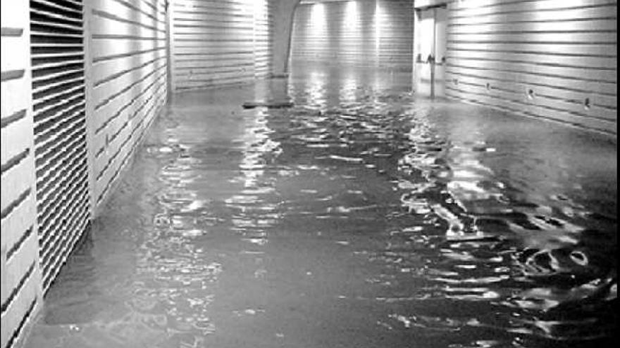 inundación.

 Los pasillos de los sótanos del Palau de les Arts quedaron totalmente anegados de agua y barro.