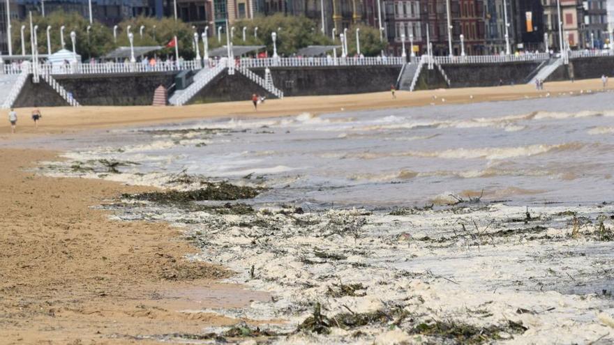 Arena bañada por el agua en la playa de San Lorenzo el pasado 11 de junio.