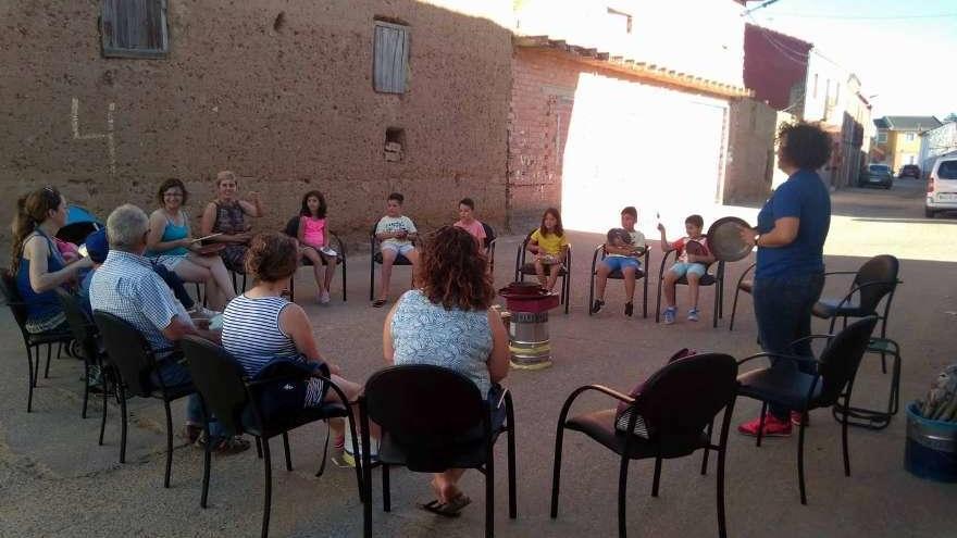 María Prieto (de pie) enseña a los participantes cómo hacer sonar artilugios del día a día.