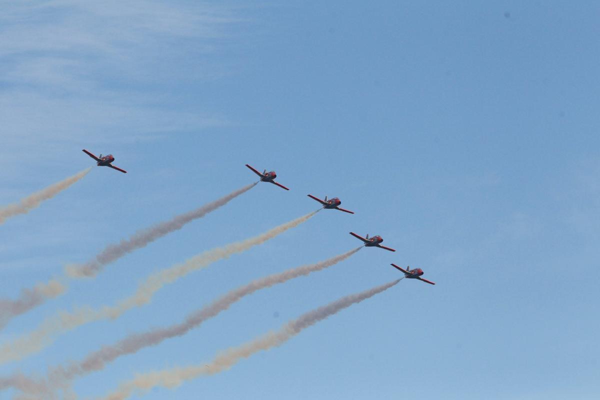 Aviones de la Patrulla Águila sobrevuelan Alicante