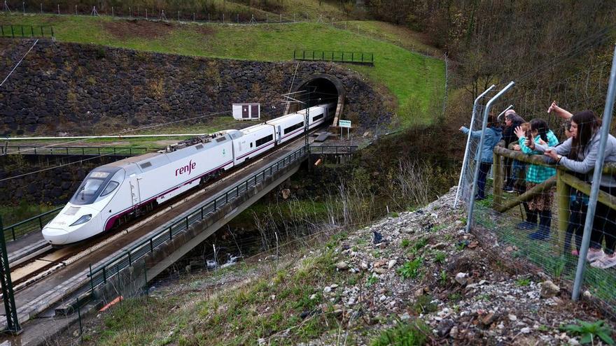 La Alta Velocidad hace historia en Asturias: el tren atravesó los 24,6 kilómetros de túnel de la Variante en apenas once minutos