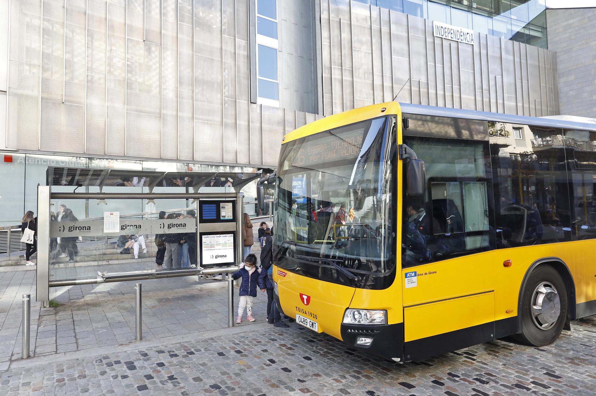 Girona converteix en «permanent» la prohibició de pagar en efectiu al bus urbà