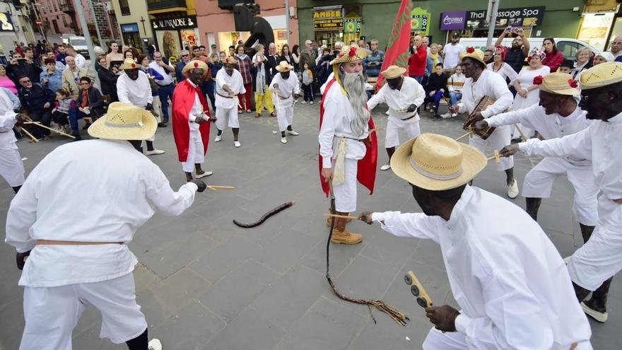 ‘Mataculebra’ recupera el carnaval más ancestral en las calles de Puerto de la Cruz