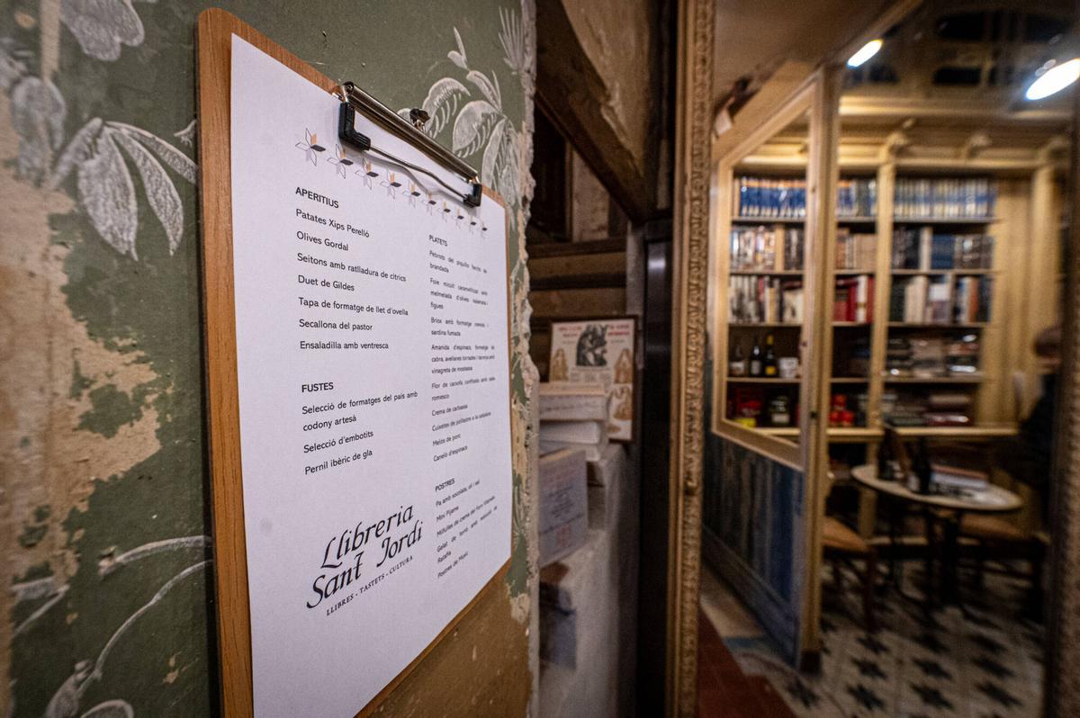 Barcelona 10/12/2025 Barcelona. La antigua propietaria de la librería, Cristina Riera, y su sucesor al frente del negocio, Rafa Serra. Reapertura librería Sant Jordi. AUTOR: MANU MITRU