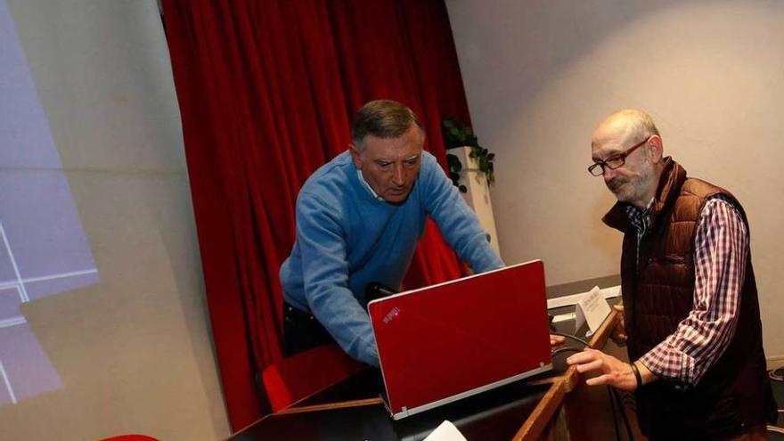 Por la izquierda, Laureano López Rivas y Paco Ramos, ayer, en la Casa de Cultura de Avilés.