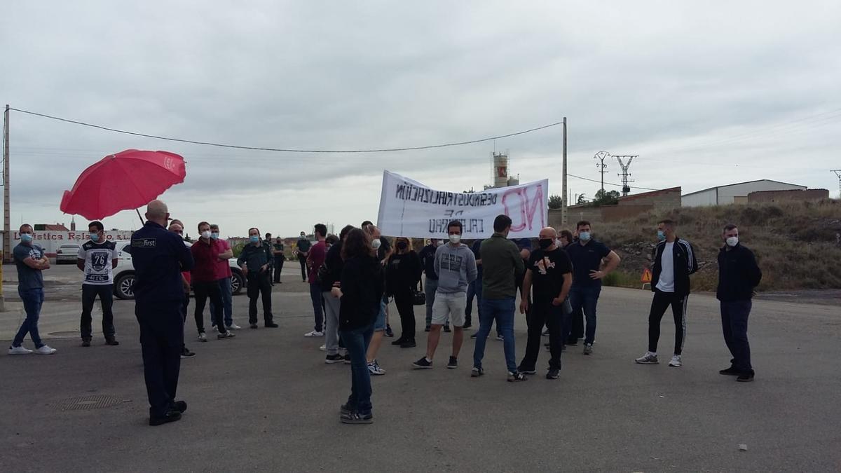 Protesta de los trabajadores de Adient, a las puertas de la planta, en Calatorao.