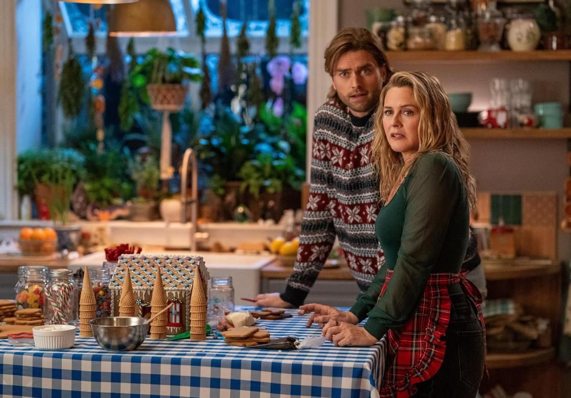 Alicia Silverstone y Person Fodé en 'Una Navidad ex-cepcional', de Netflix