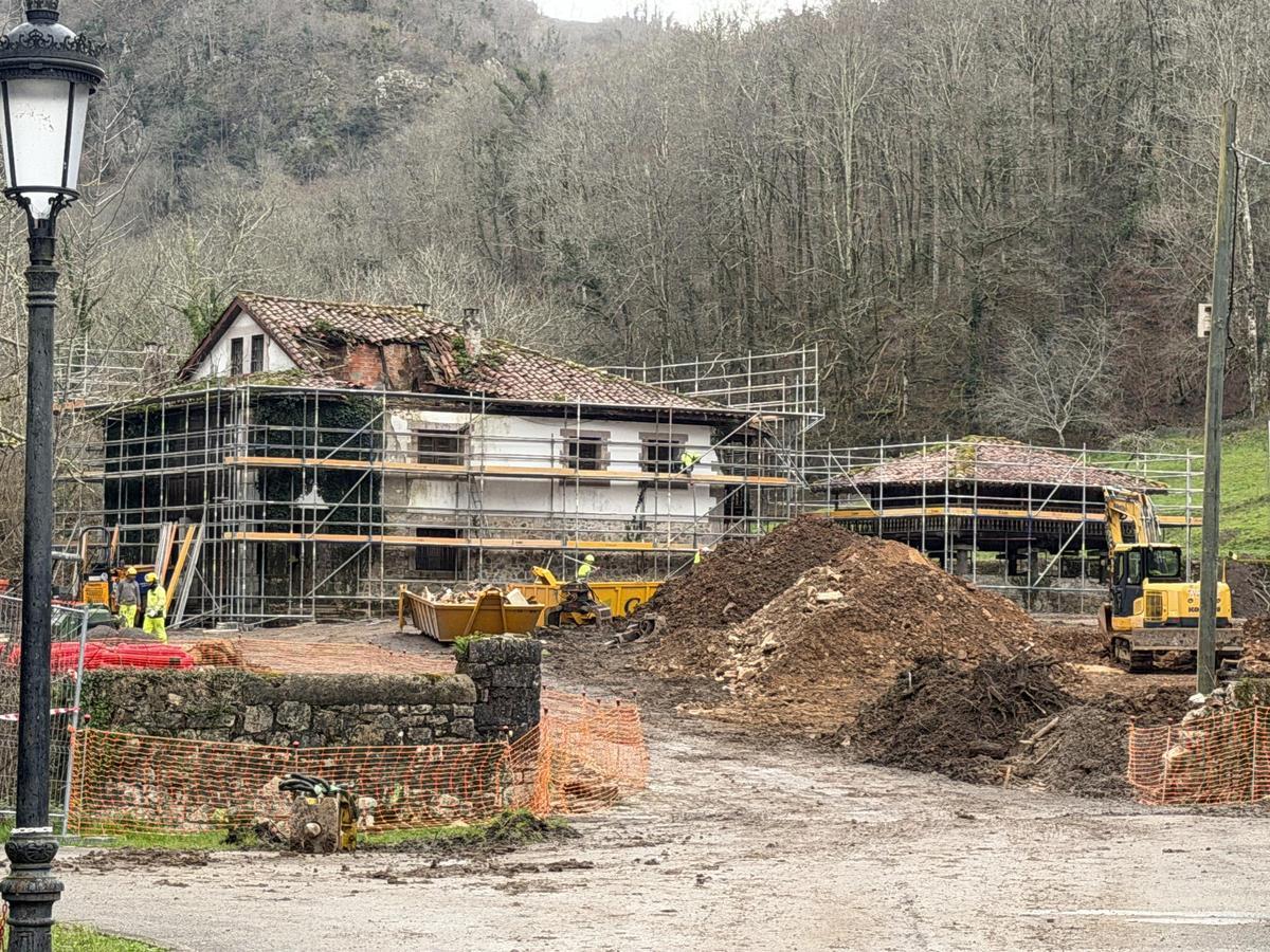 Obras en la casona y el hórreo de la finca Les Llanes.