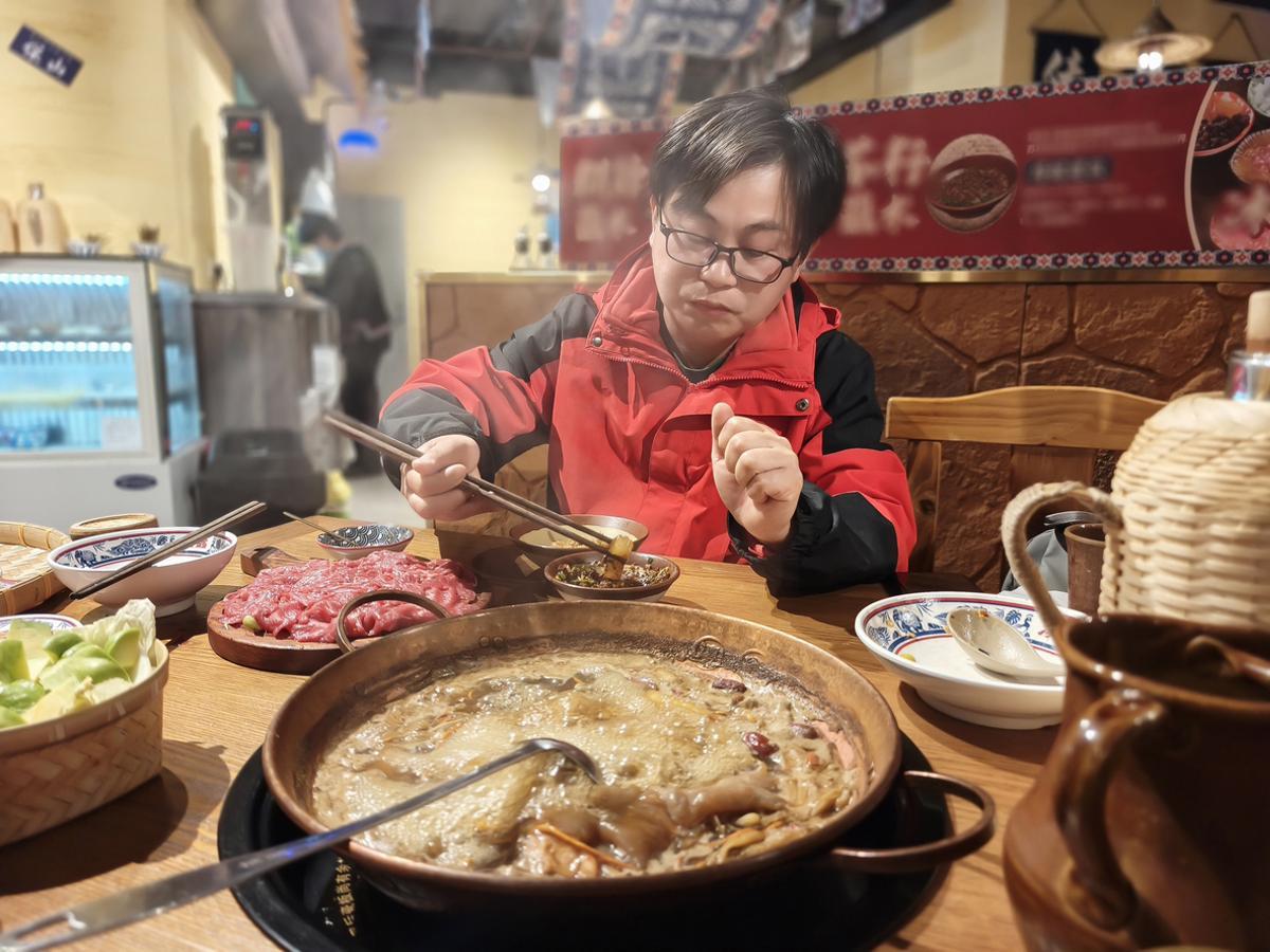 El hot pot tradicional de Chengdu (Sichuan) se caracteriza por su caldo base extremadamente aromático y picante, elaborado con aceite de colza, manteca, chiles secos, ajo, doubanjiang (pasta de habas fermentadas) y la característica pimienta de Sichuan