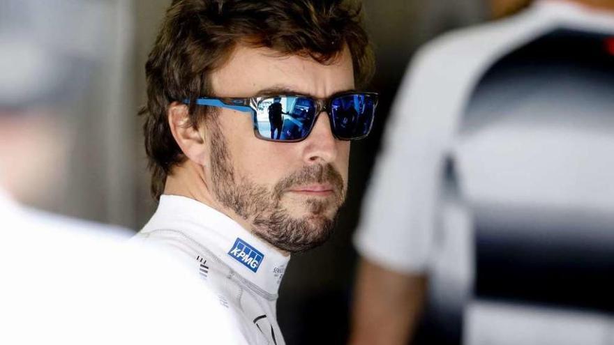 Fernando Alonso, en el garaje de McLaren durante la jornada de ayer. // Efe