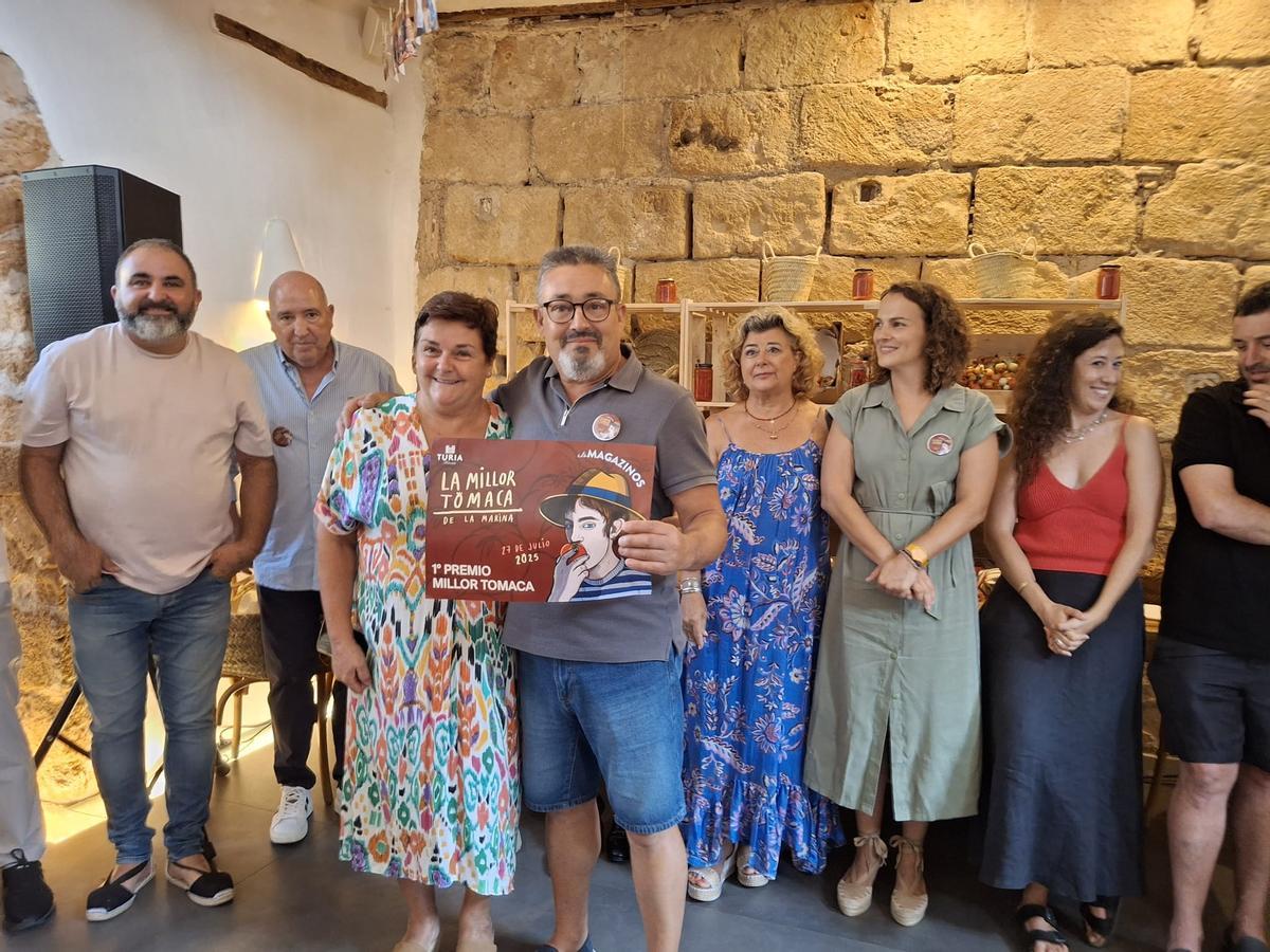 Antonio Noguera muestra junto a su esposa el diploma de "La Millor Tomaca de la Marina" (y valenciana)
