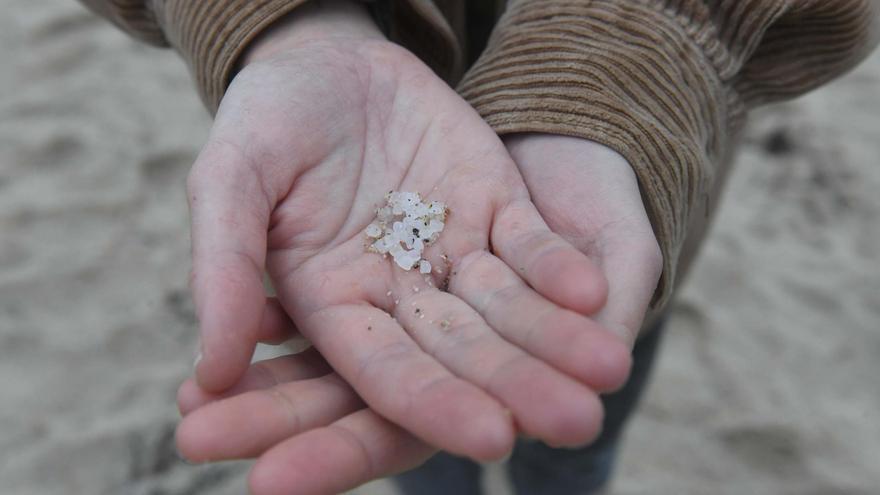 Los pellets en A Coruña, una marea para un mal habitual: “Nuestras playas ya están llenas de plásticos”