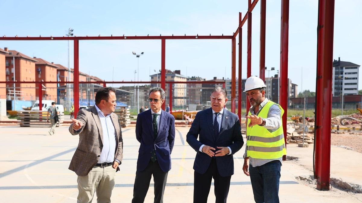 El director general de infraestructuras, Álvaro Morán; el concejal de Infraestructuras, Nacho Cuesta; el Alcalde, Alfredo Canteli, y el gerente de Construcciones Martínez Monasterio, Juan Manuel Monasterio.