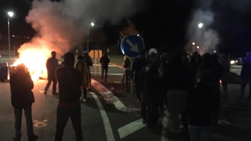 El centenar de persones que tallaven la C-16 a Berga abandonen la carretera i encenen barricades al polígon de Valldan