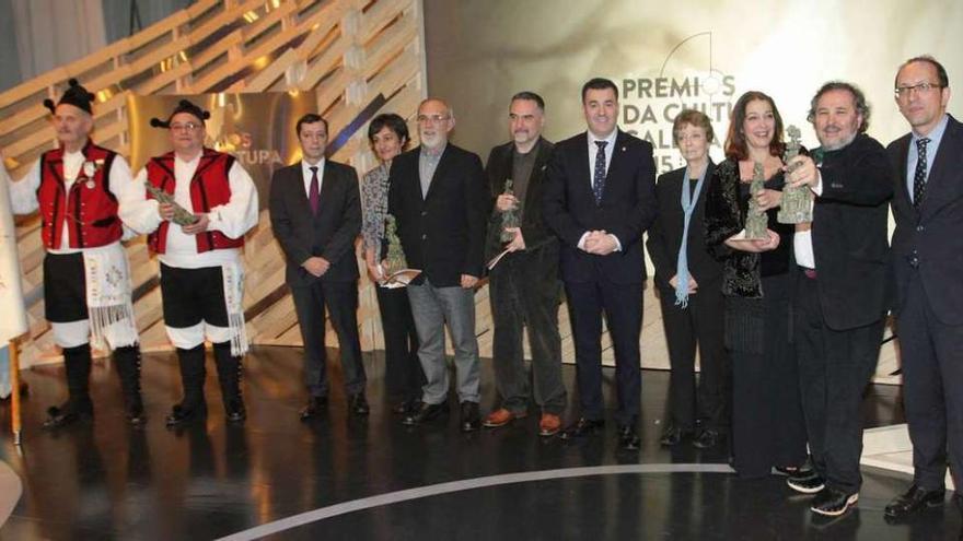Algúns premiados, con conselleiro de Cultura, Román Rodríguez, e outros cargos. // Xoán Álvarez