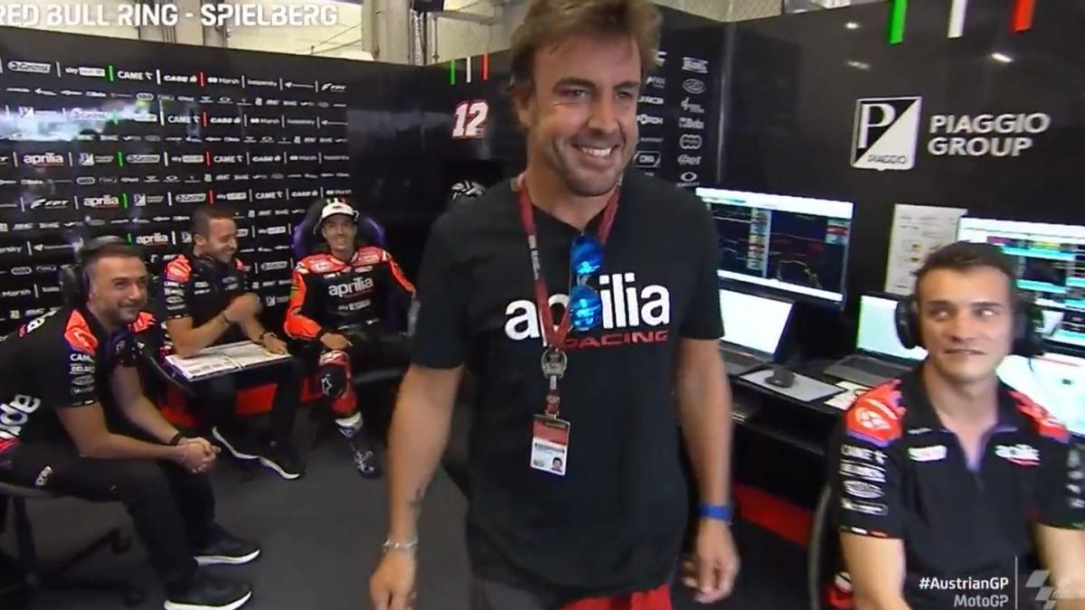 Fernando Alonso, en el box de Aprilia